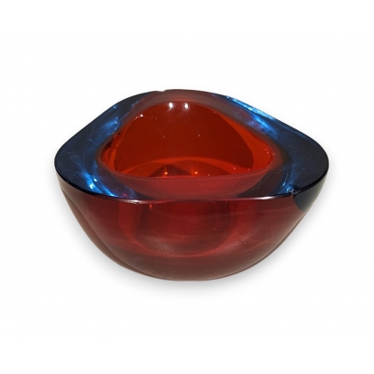 Coupe triangulaire en verre rouge et bleu