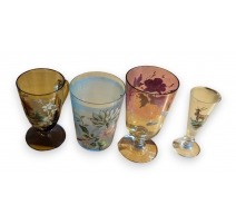 Lot de 4 verres en verre émaillé