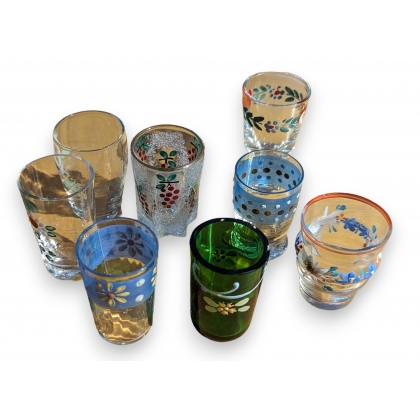 Lot de 8 verres sur miniature en verre émaillé