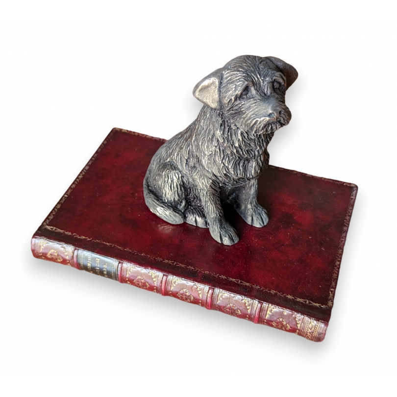 Presse-papier Border Terrier sur un livre rouge