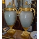 Paire de vases couverts style Louis XVI