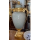 Paire de vases couverts style Louis XVI