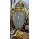 Paire de vases couverts style Louis XVI