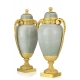 Paire de vases couverts style Louis XVI