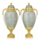 Paire de vases couverts style Louis XVI