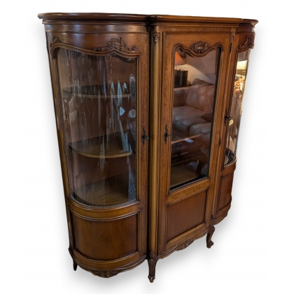 Vitrine style Louis XV demi-lune