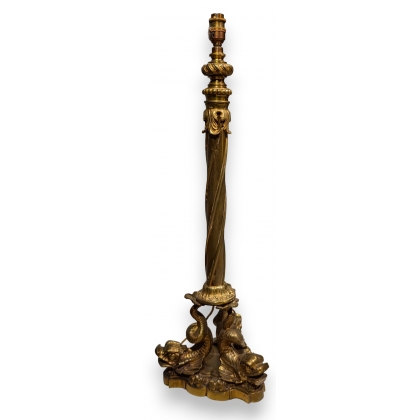 Lampe colonne en bronze reposant sur 3 poissons