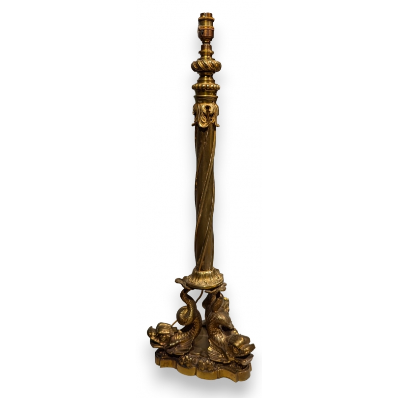 Lampe colonne en bronze reposant sur 3 poissons