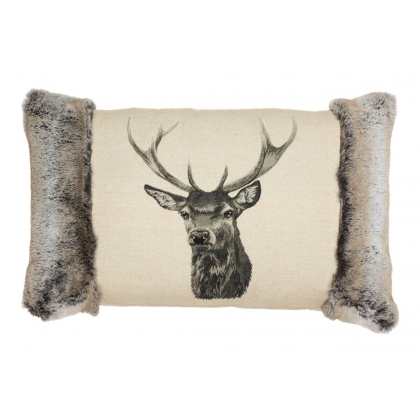 Coussin allongé "Cerf" et fourrure