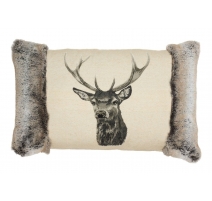 Coussin allongé "Cerf" et fourrure