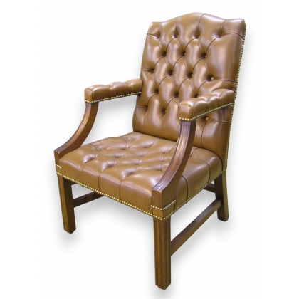 Fauteuil style George III en cuir brun capitonné