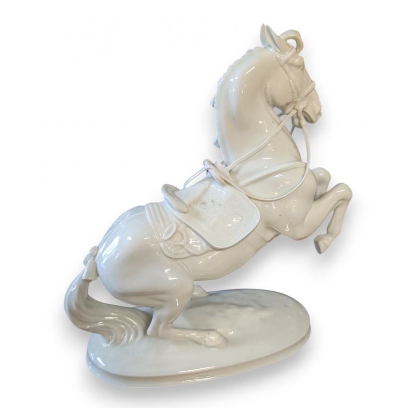 Cheval en porcelaine blanche de Vienne