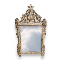 Miroir style Louis XVI doré, fronton urne