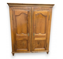 Armoire vaudoise en noyer