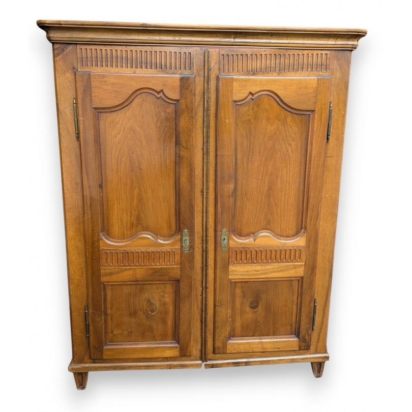 Armoire vaudoise en noyer