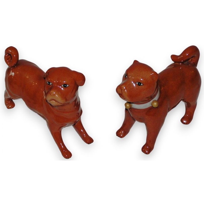 Paire de chiens en porcelaine, coloris rouge