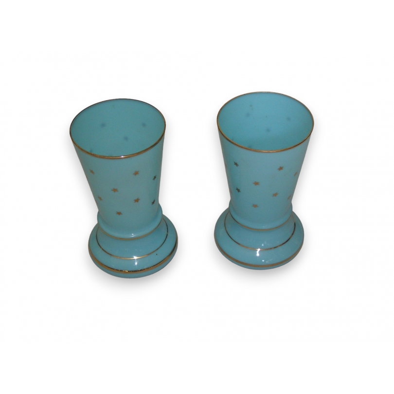 Paire de vases en opaline bleu clair