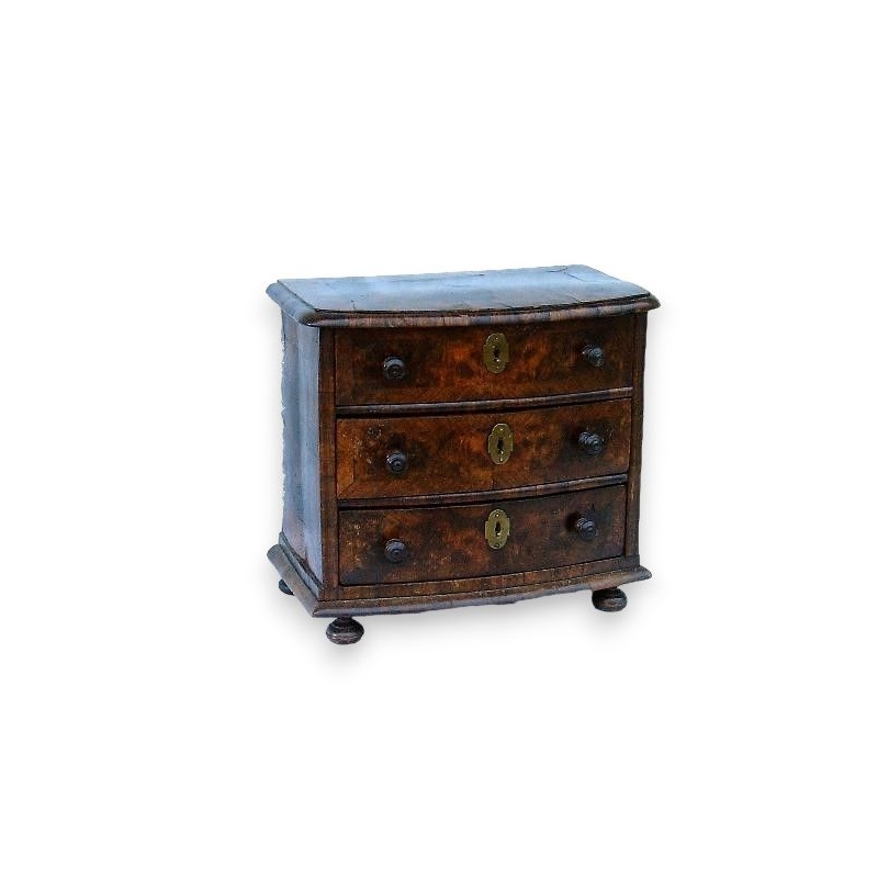 Minature chest of drawers, wit