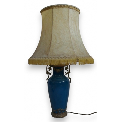 Lampe en porcelaine bleue garnie