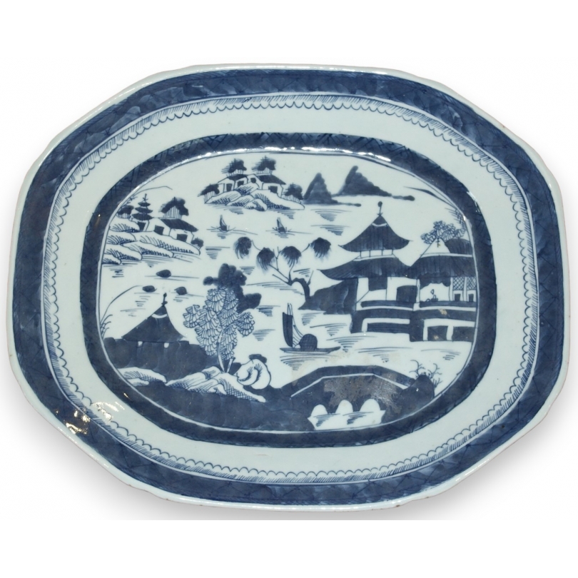 Plat en porcelaine bleu et blanc décor