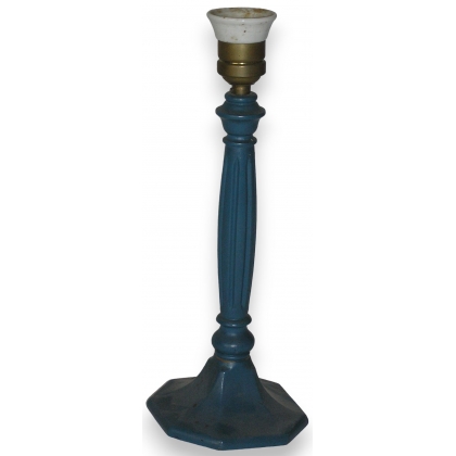 Pied de lampe en bois coloris bleu.