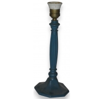 Pied de lampe en bois coloris bleu.