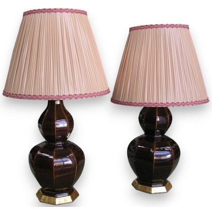 Paire de lampes, en céramique brune.