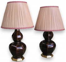 Paire de lampes, en céramique brune.