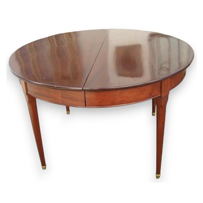 Round dining table