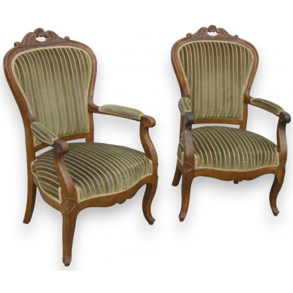 Louis Philippe set containing