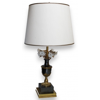 Lampe en bronze et fleurs en porcelaine