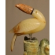 Toucan en calcite jaune et socle vert