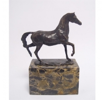 Bronze Cheval trottant socle en marbre noir