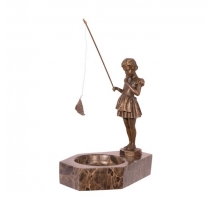 Cendrier en marbre avec fille pêchant en bronze