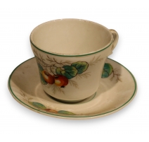 Tasse et sous-tasse en porcelaine motif pomme