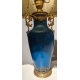 Lampe en porcelaine bleue garnie